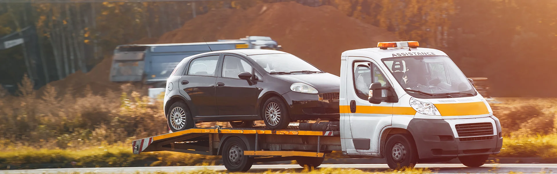 Auto wird auf einem Abschleppwagen transportiert
