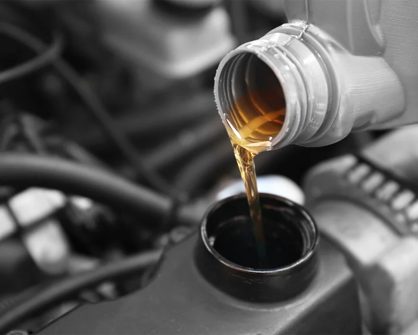 Ölwechsel im Motorraum eines Autos