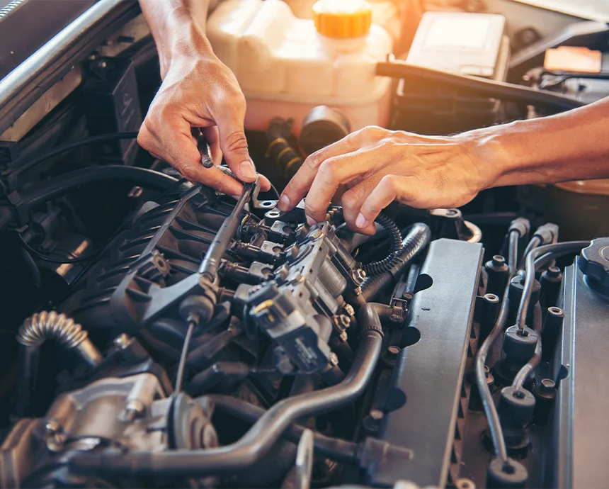 Reparaturarbeiten am Motor eines Fahrzeugs