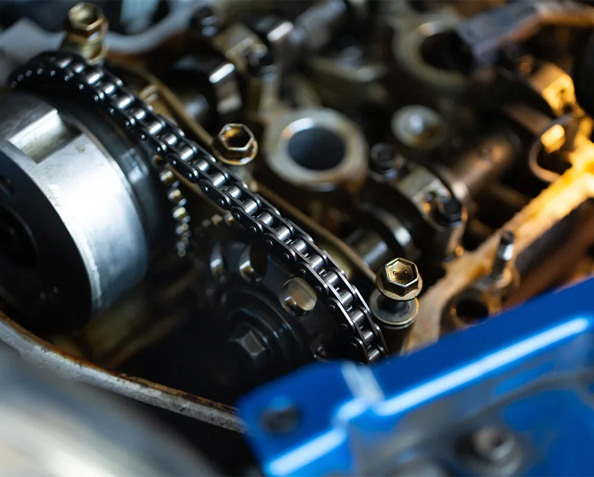 Steuerkette im geöffneten Automotor