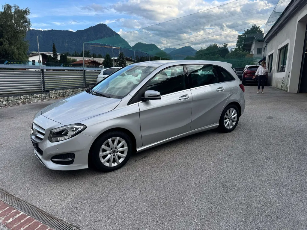 Mercedes-Benz B 180  B 180 (246.242)